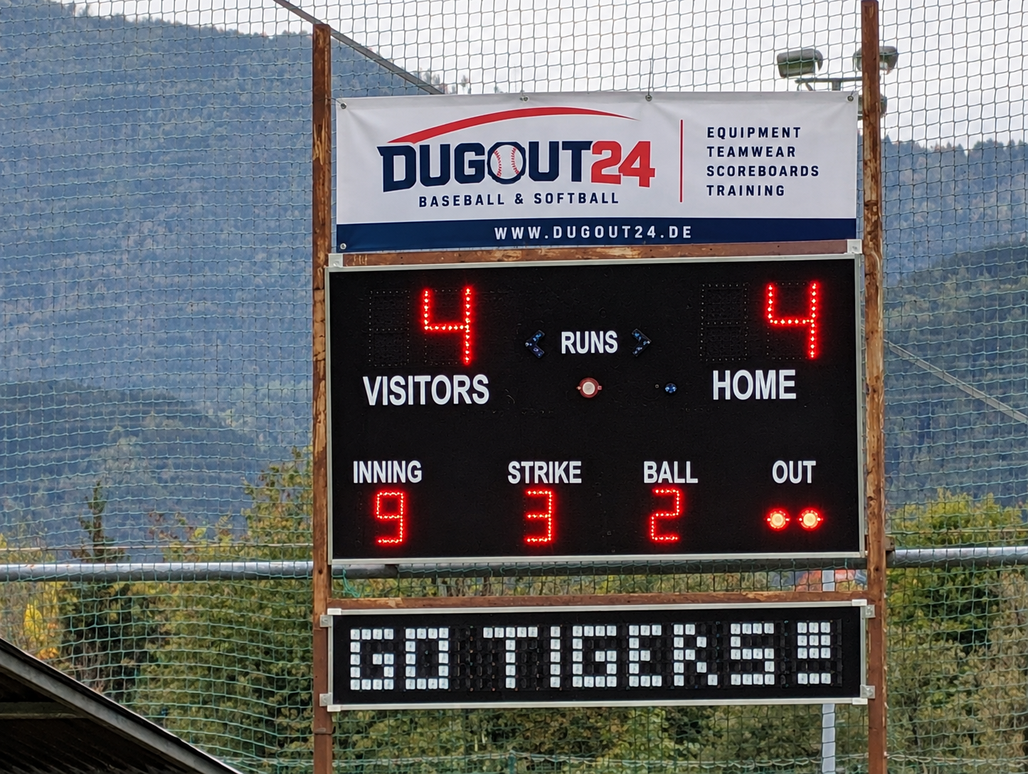 Visualisierung einer elektronischen Baseball-Anzeigetafel mit Sponsorenfläche